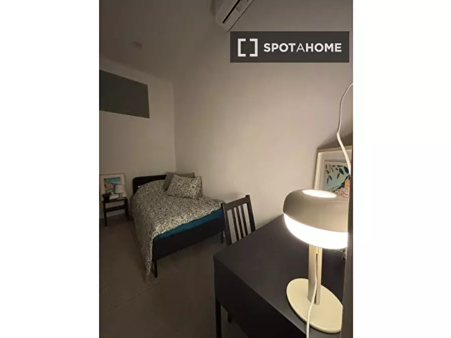 Immagine 2 di Camera condivisa in affitto  in P.za Cavour a Napoli