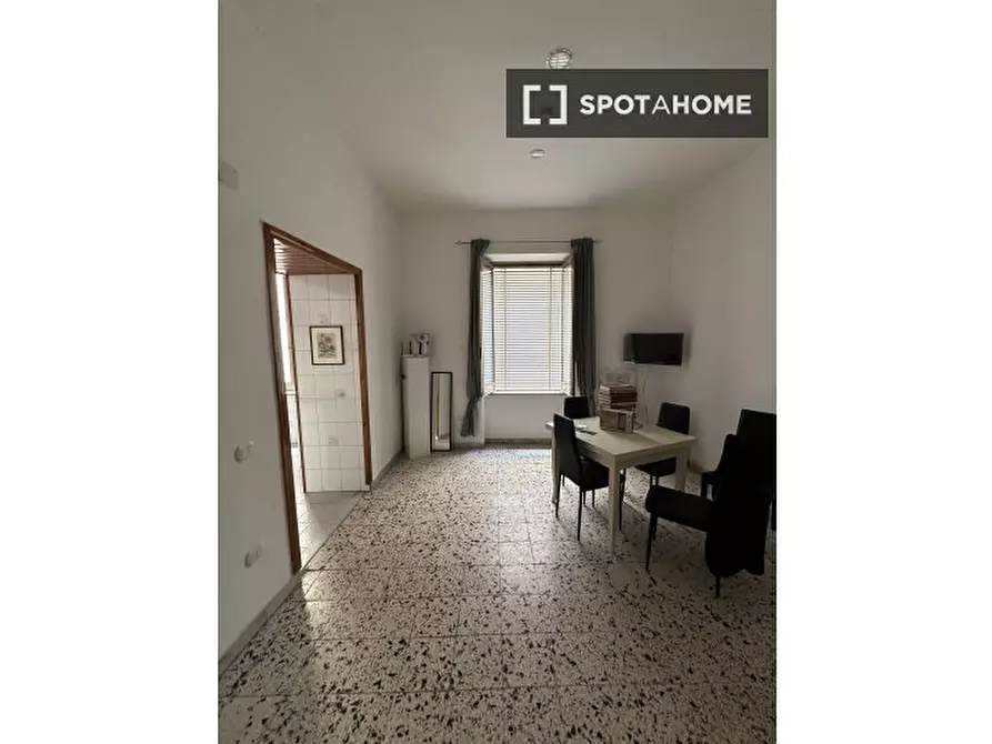 Immagine 1 di Camera condivisa in affitto  in V. Salvator Rosa a Napoli