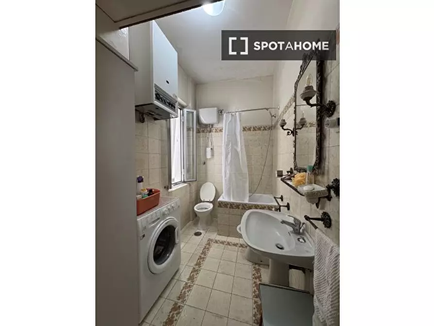 Immagine 8 di Camera condivisa in affitto  in Viale Opita Oppio a Roma