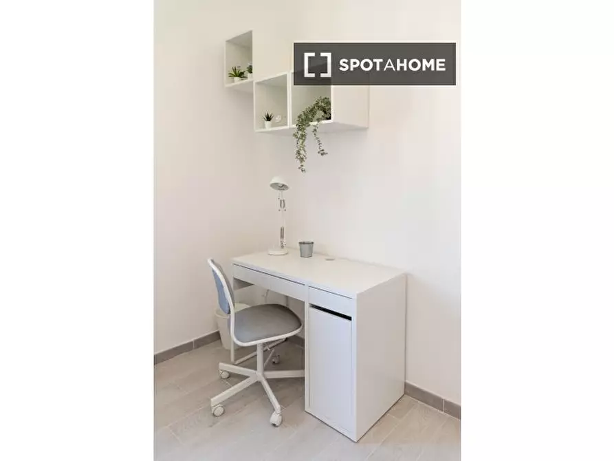 Immagine 6 di Camera condivisa in affitto  in Via Costantino a Roma