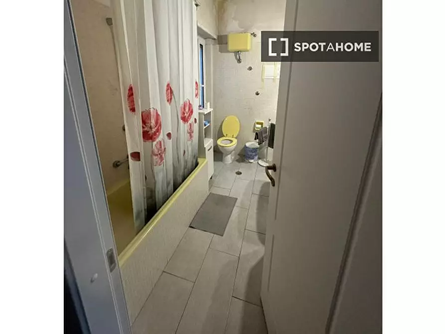 Immagine 6 di Camera condivisa in affitto  in Via Cornelio Magni a Roma