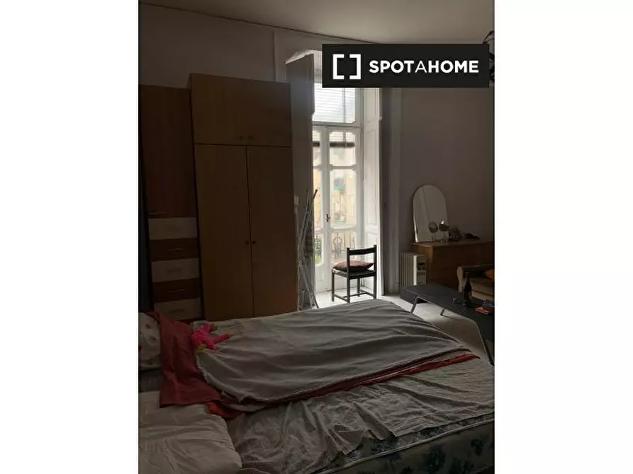 Immagine 4 di Camera condivisa in affitto  in Via Carminiello Al Mercato a Napoli