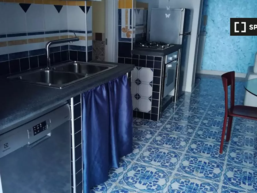 Immagine 12 di Camera condivisa in affitto  in Via Cosenza a Napoli