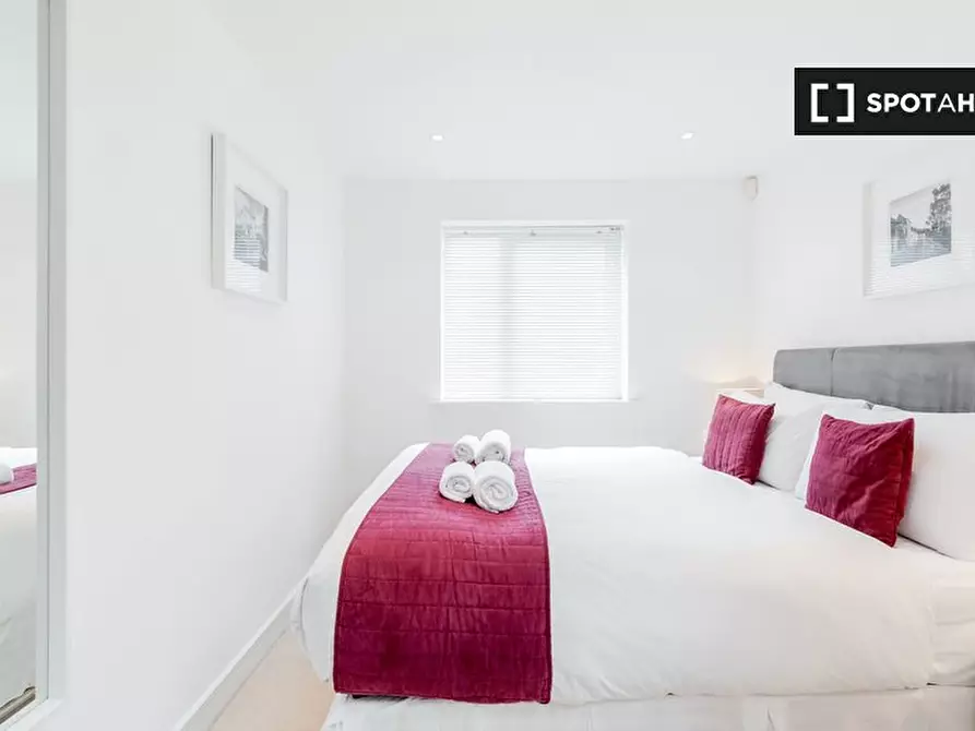 Immagine 8 di Appartamento in affitto  in Walnut Tree Cl a Guildford