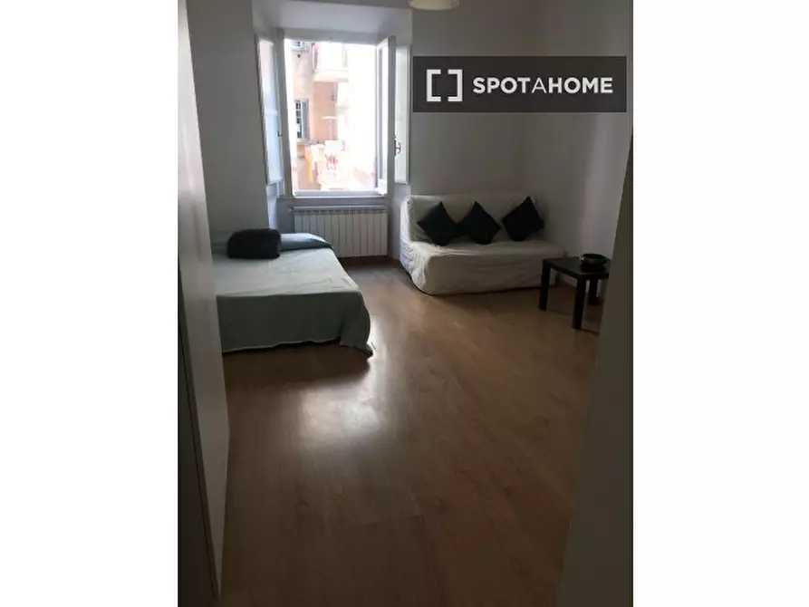 Immagine 6 di Camera condivisa in affitto  in Via Giovanni Giolitti a Roma