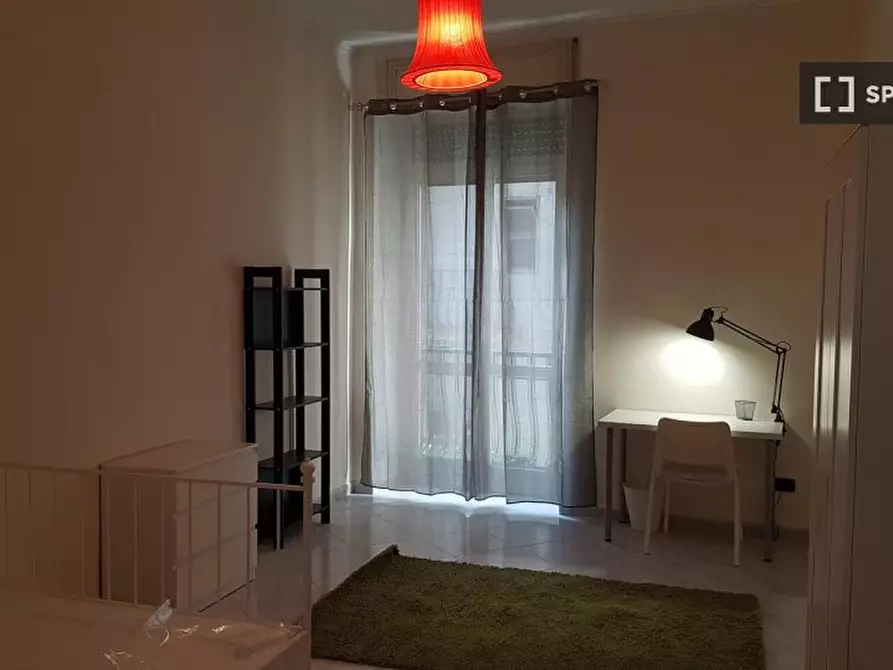 Immagine 2 di Camera condivisa in affitto  in Via Antonietta de Pace a Napoli