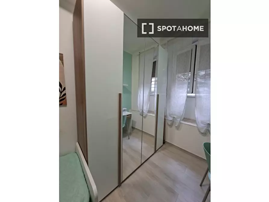 Immagine 4 di Camera condivisa in affitto  in Via Publio Valerio a Roma