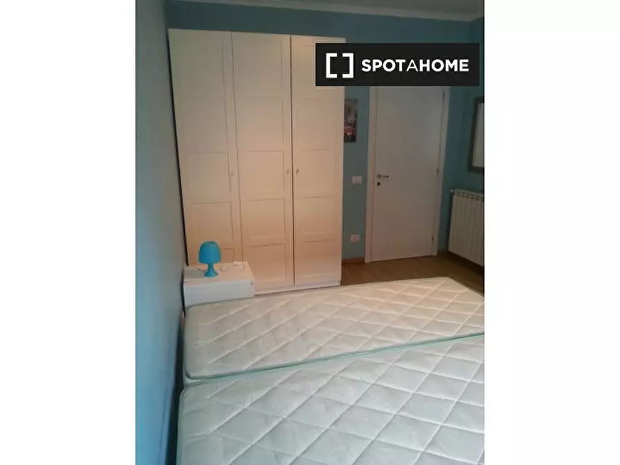 Immagine 2 di Camera condivisa in affitto  in Via dei Platani a Roma