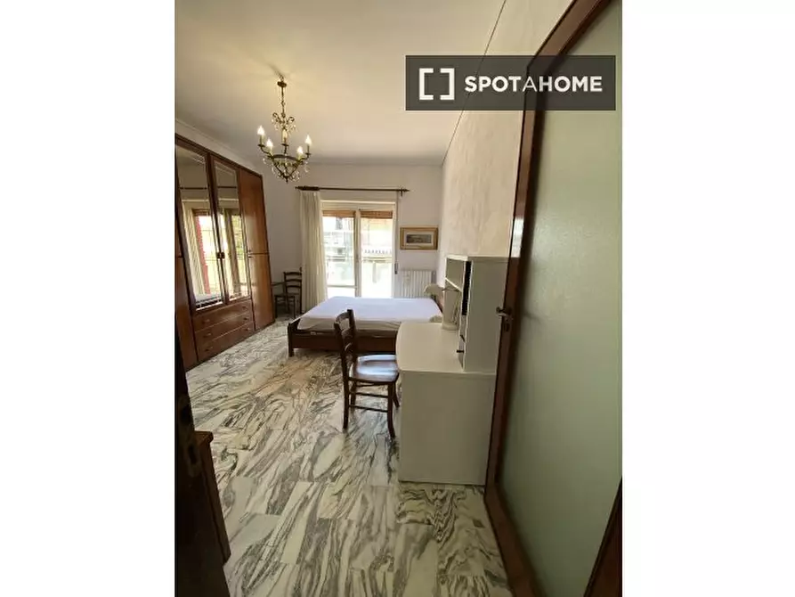 Immagine 2 di Camera condivisa in affitto  in Viale Maria Bakunin a Napoli