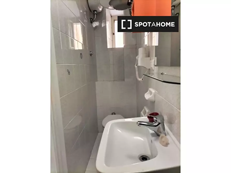 Immagine 5 di Camera condivisa in affitto  in Via Principe Amedeo a Roma