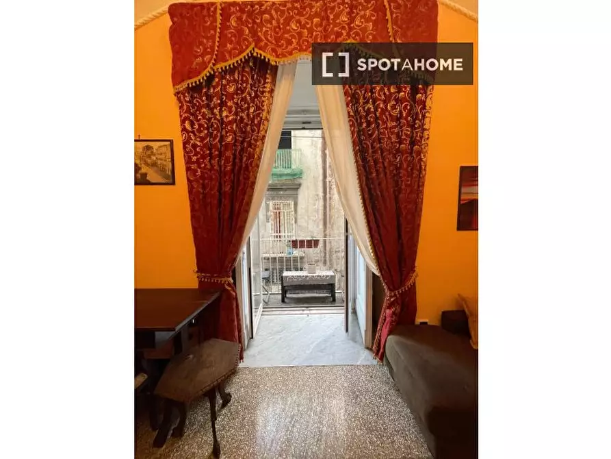 Immagine 19 di Camera condivisa in affitto  in Vico Latilla a Napoli
