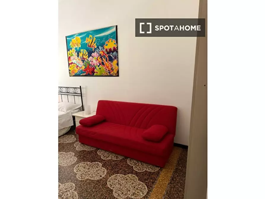 Immagine 2 di Camera condivisa in affitto  in Via Venezia a Genova