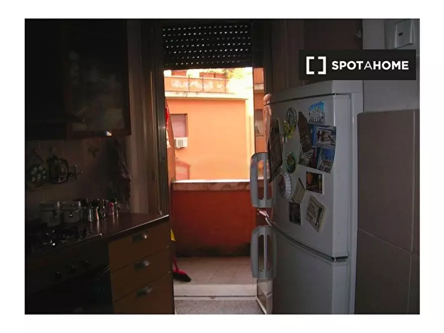 Immagine 6 di Camera condivisa in affitto  in Via Gallia a Roma