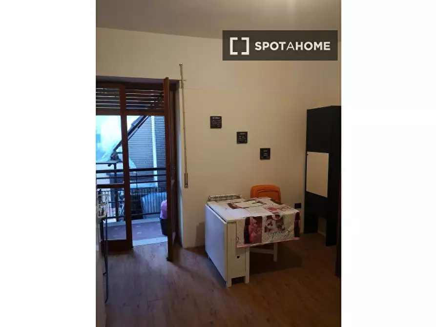 Immagine 6 di Camera condivisa in affitto  in Via Gabriele Jannelli p. T int. 3 a Napoli