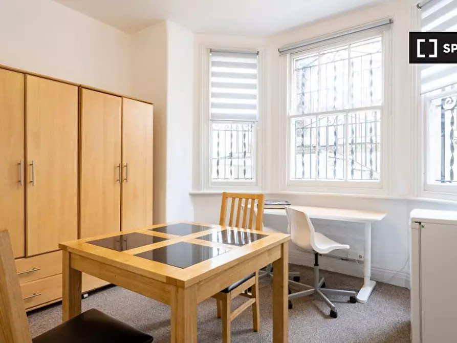 Immagine 5 di Camera condivisa in affitto  in Lower Ground a Kensington