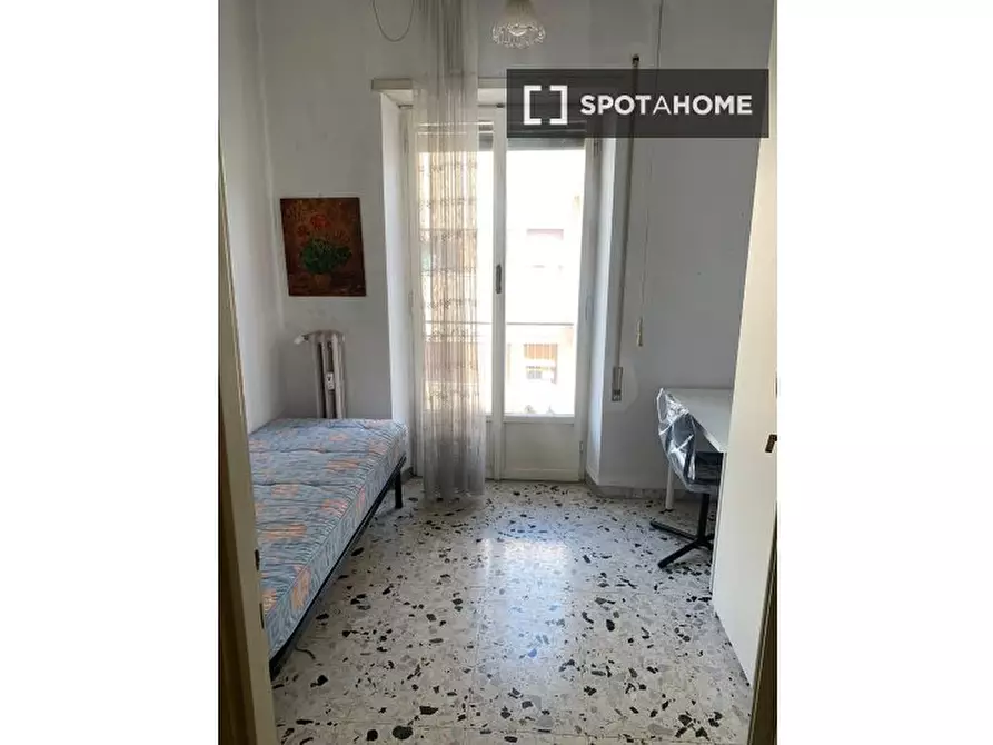 Immagine 3 di Camera condivisa in affitto  in Via dei Monti di Creta a Roma