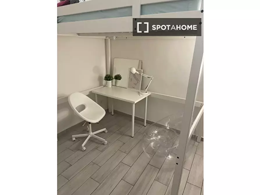 Immagine 1 di Camera condivisa in affitto  in Via Pietro Trinchera a Napoli