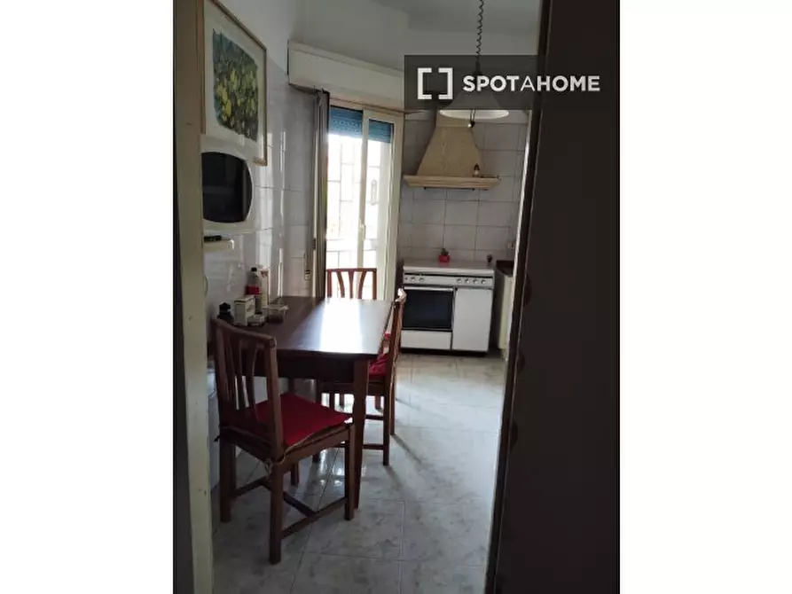 Immagine 2 di Camera condivisa in affitto  in Via Giuseppe Berneri a Roma