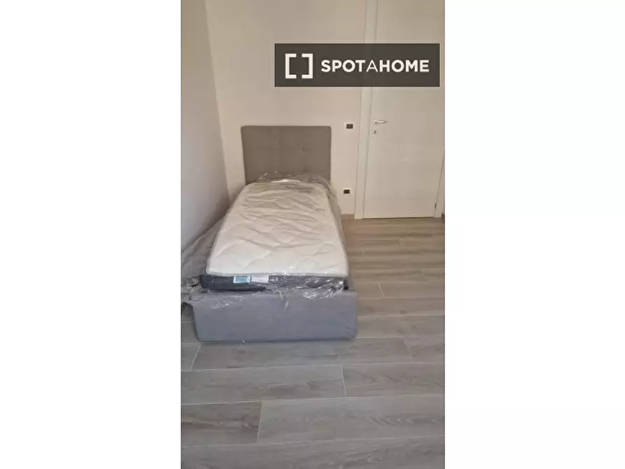 Immagine 10 di Camera condivisa in affitto  in Via Pietro Ceccato a Roma