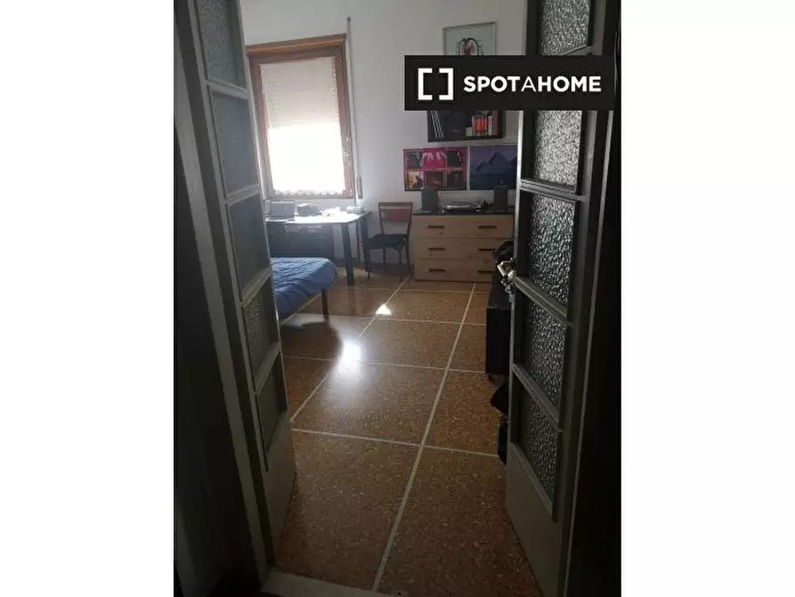 Immagine 1 di Camera condivisa in affitto  in Via Montebuono a Roma