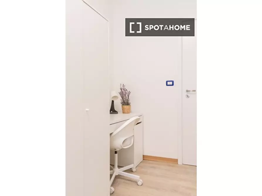 Immagine 5 di Camera condivisa in affitto  in Via Elba a Torino