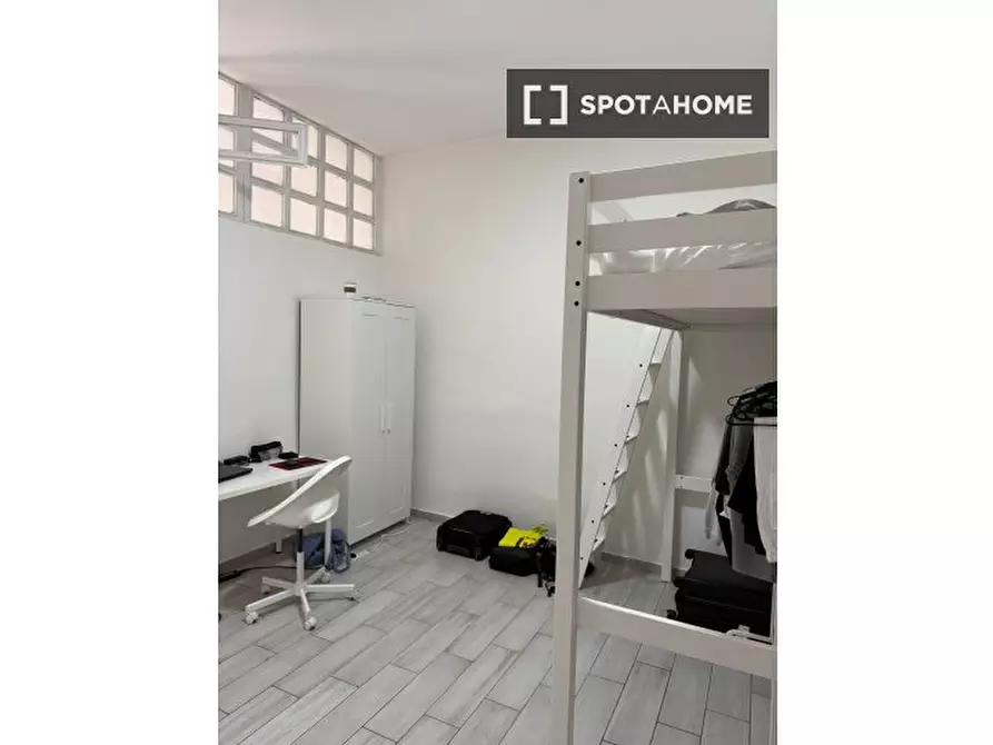 Immagine 12 di Camera condivisa in affitto  in Via Pietro Trinchera a Napoli