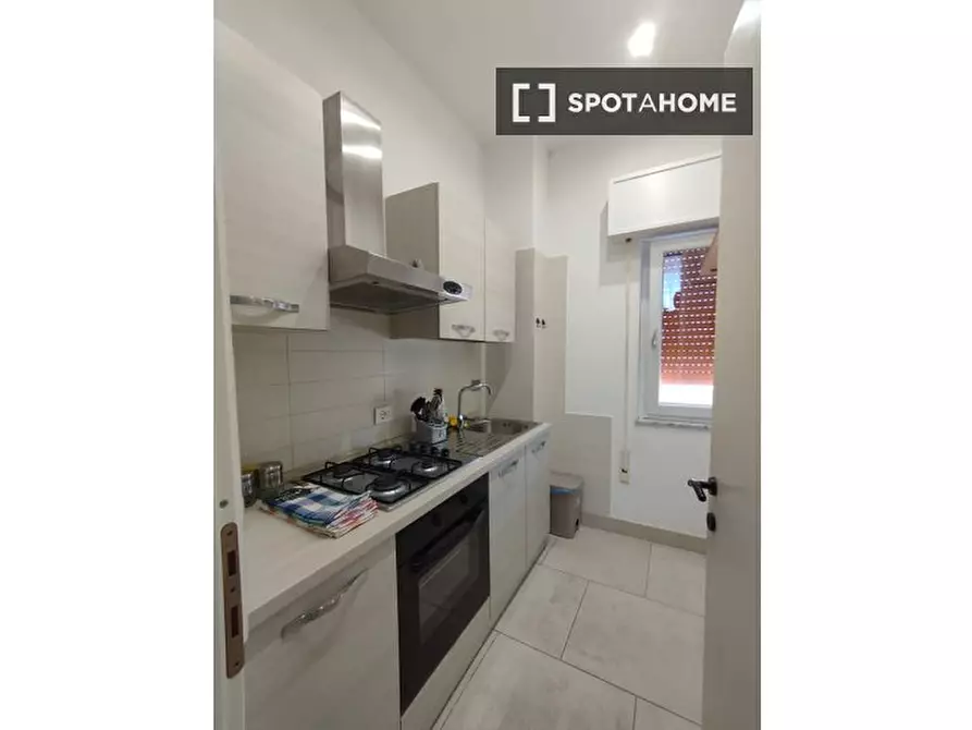 Immagine 6 di Camera condivisa in affitto  in Via dei Glicini a Roma