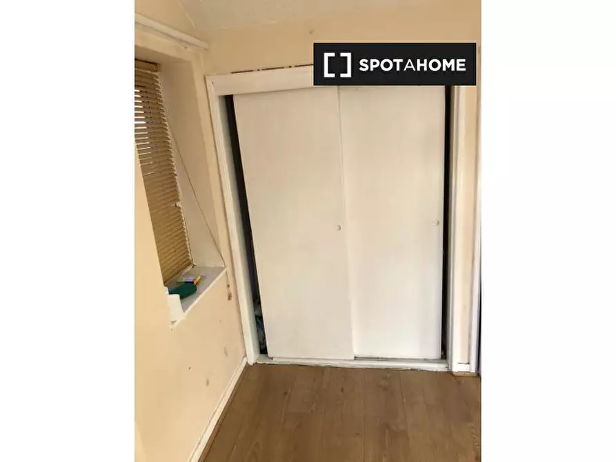 Immagine 2 di Camera condivisa in affitto  in Lorne Walk a 
