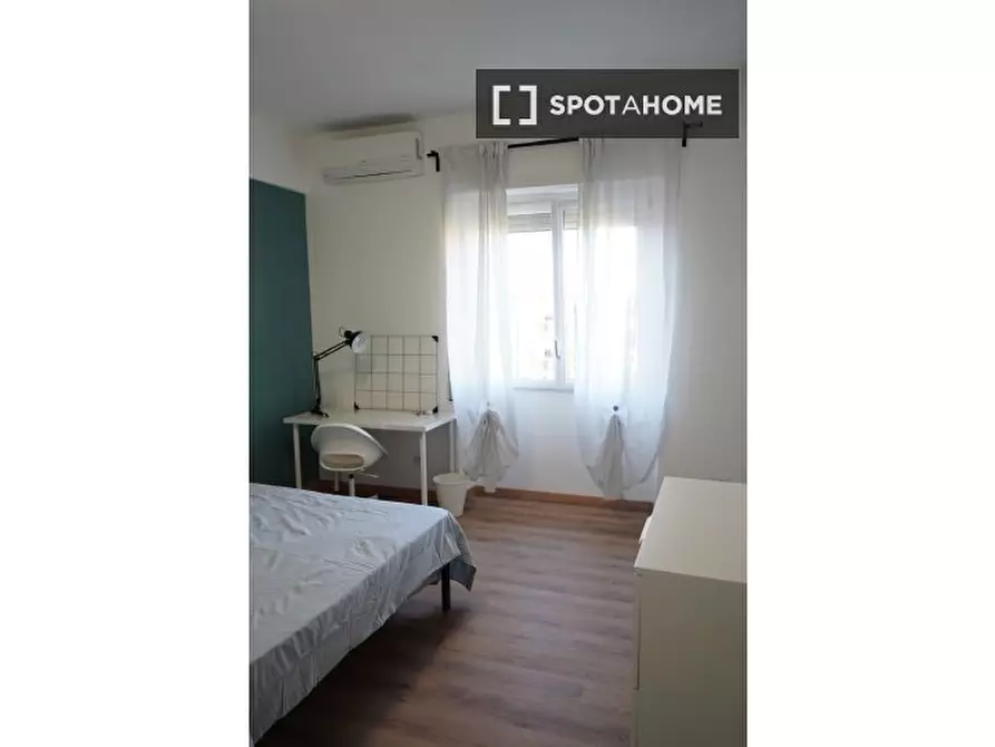 Immagine 2 di Camera condivisa in affitto  in Via Salvatore Pincherle a Roma