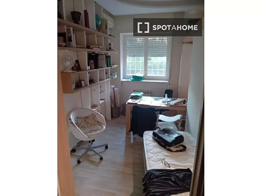 Immagine 8 di Camera condivisa in affitto  in Via Cratete di Mallo a Roma