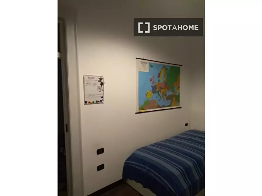 Immagine 3 di Camera condivisa in affitto  in Via Ventaglieri a Napoli