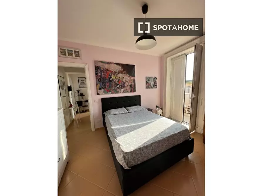 Immagine 2 di Camera condivisa in affitto  in Via Duomo a Napoli