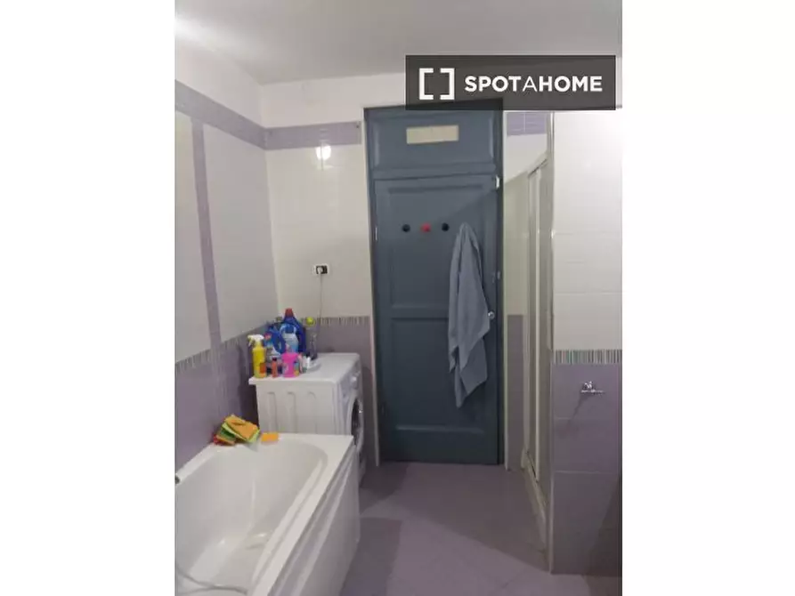 Immagine 13 di Camera condivisa in affitto  in Via Ventaglieri a Napoli