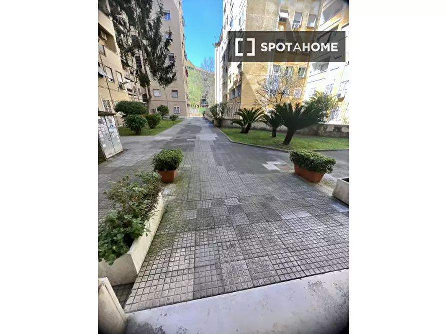 Immagine 17 di Camera condivisa in affitto  in Via Flavio Stilicone a Roma