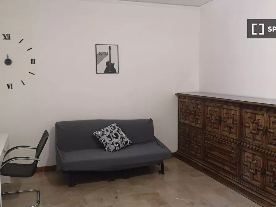 Immagine 11 di Camera condivisa in affitto  in Via Gabriele Jannelli p. T int. 3 a Napoli