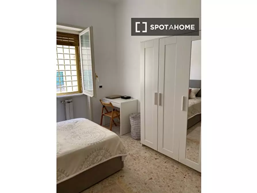 Immagine 2 di Camera condivisa in affitto  in Via dei Monti di Primavalle a Roma