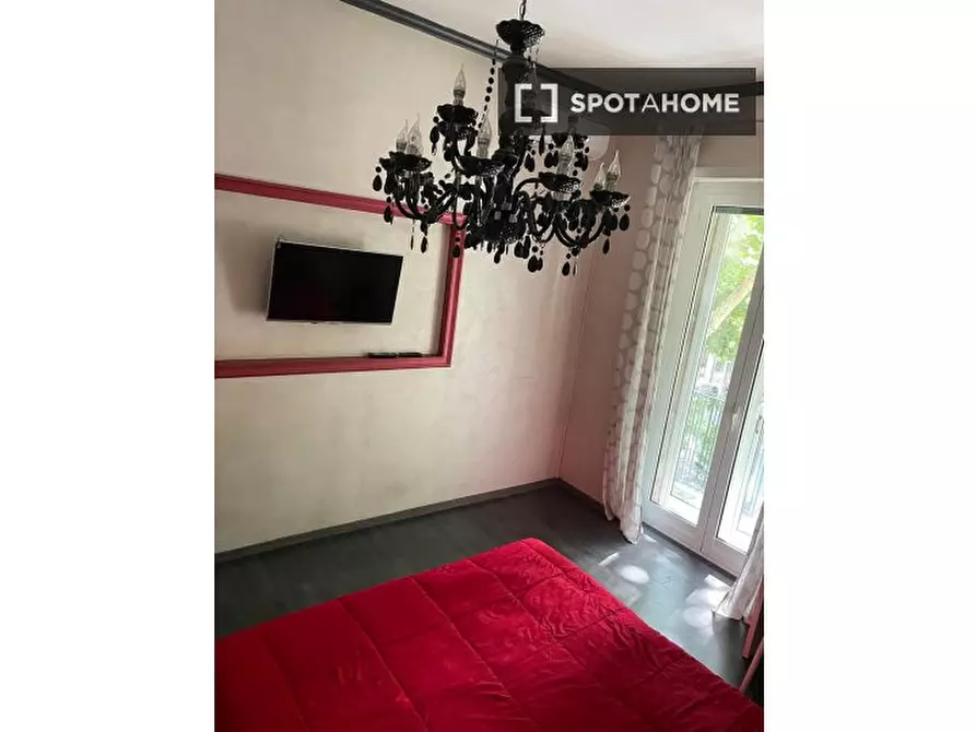 Immagine 3 di Camera condivisa in affitto  in Via dei Campi Flegrei a Roma