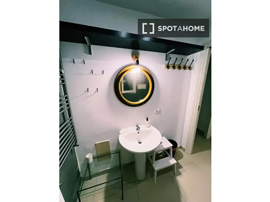 Immagine 19 di Camera condivisa in affitto  in Via Stella a Napoli