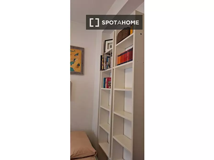 Immagine 3 di Camera condivisa in affitto  in Via Pietro de Cristofaro a Roma