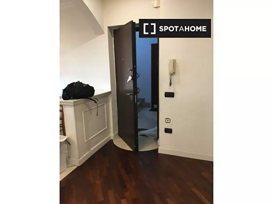 Immagine 1 di Camera condivisa in affitto  in Via Mario Gigante a Napoli
