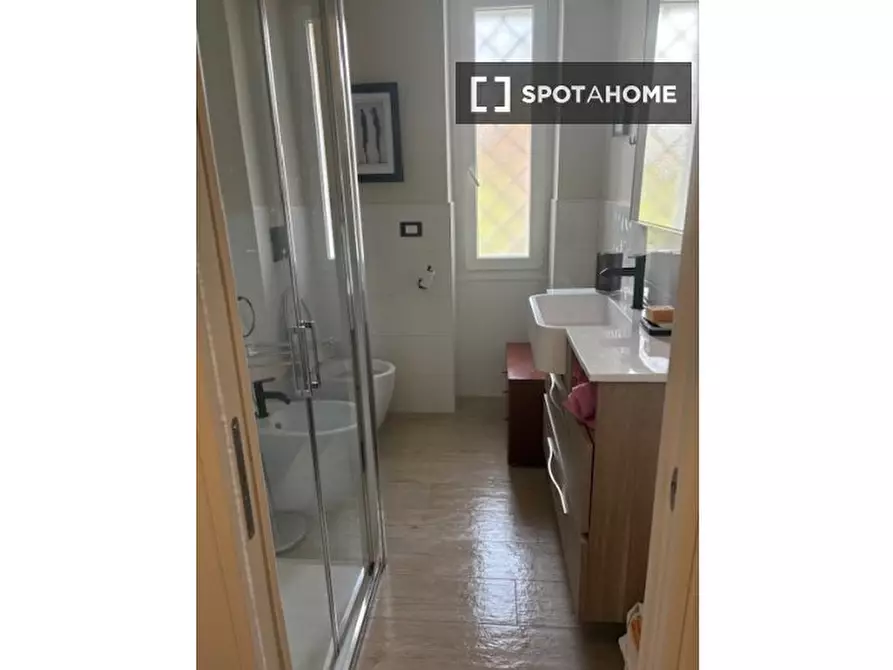 Immagine 11 di Camera condivisa in affitto  in Via dell'Agro Curziano a Roma
