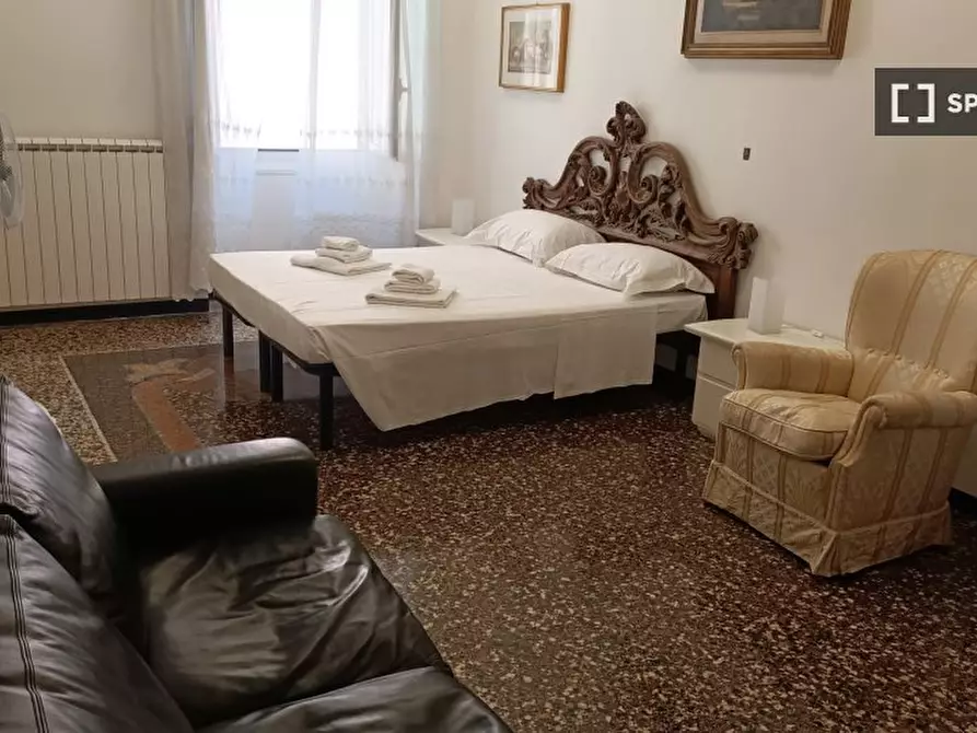 Immagine 13 di Camera condivisa in affitto  in Via Venezia a Genova