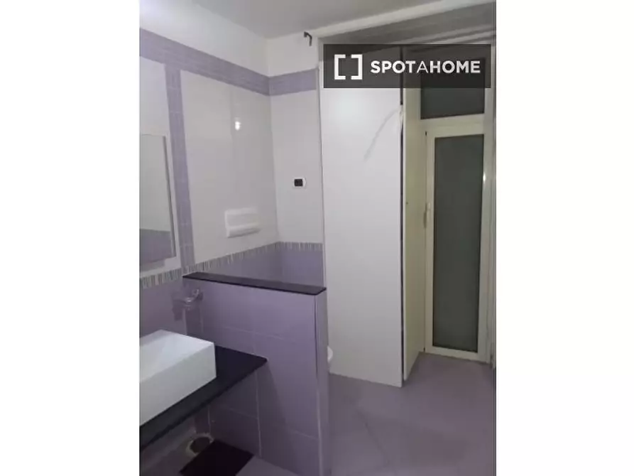 Immagine 10 di Camera condivisa in affitto  in Via Ventaglieri a Napoli