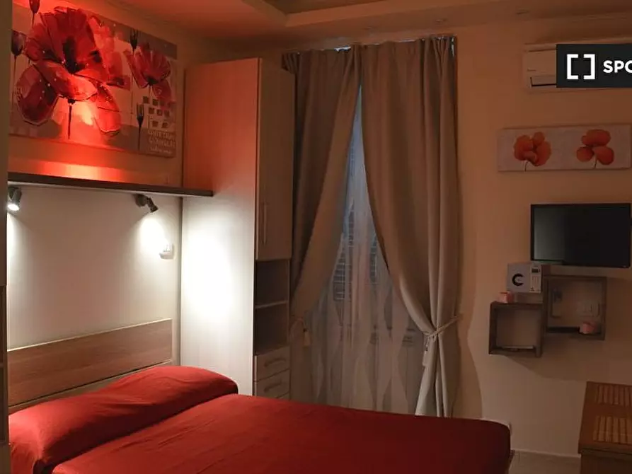 Immagine 2 di Camera condivisa in affitto  in Via Vetulonia a Roma