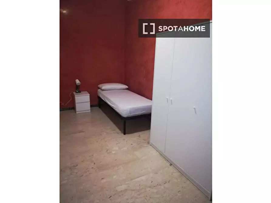 Immagine 2 di Camera condivisa in affitto  in Via Invorio a Torino