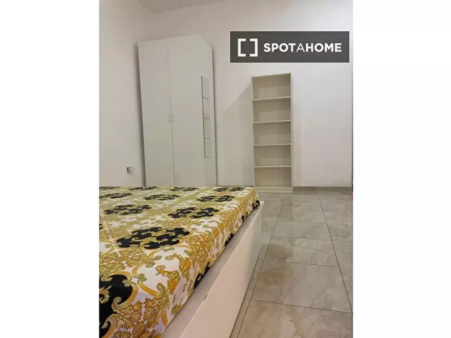 Immagine 10 di Camera condivisa in affitto  in Via delle Zite a Napoli