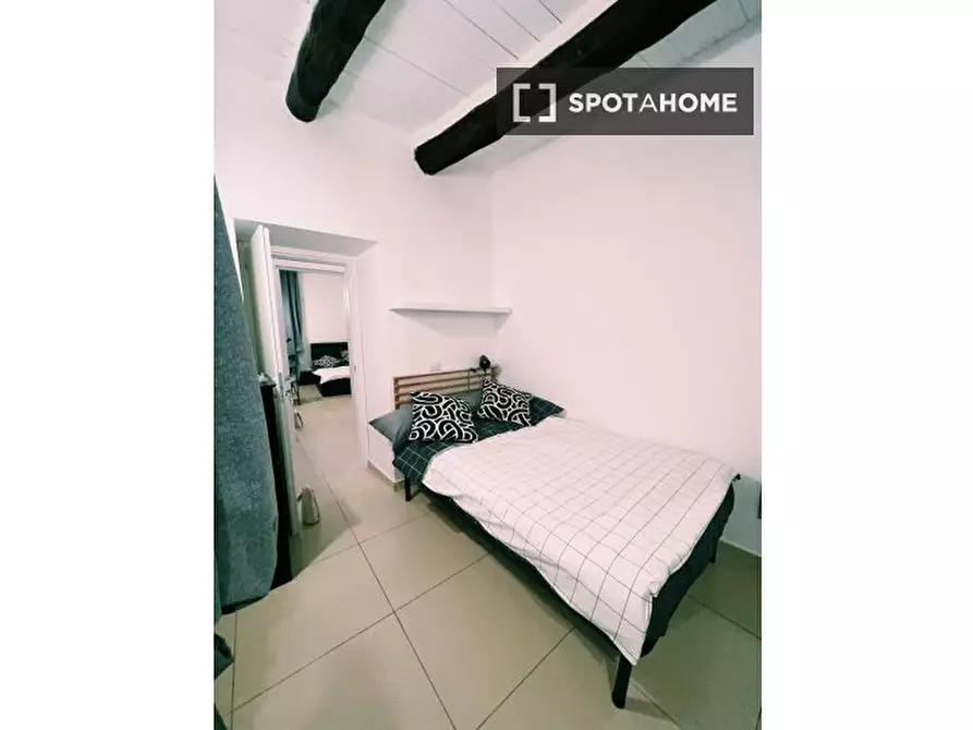 Immagine 10 di Camera condivisa in affitto  in Via Stella a Napoli