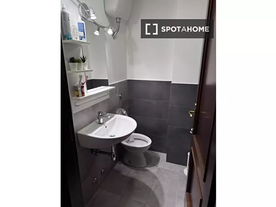 Immagine 5 di Camera condivisa in affitto  in Via dei Macarani a Roma