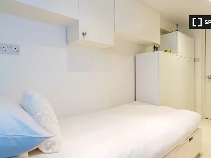 Immagine 7 di Appartamento in affitto  in Broomwood Road a Wandsworth