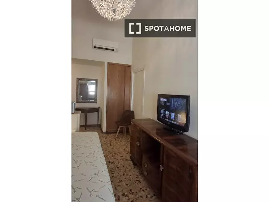 Immagine 1 di Camera condivisa in affitto  in Via di Santa Lucia a Firenze